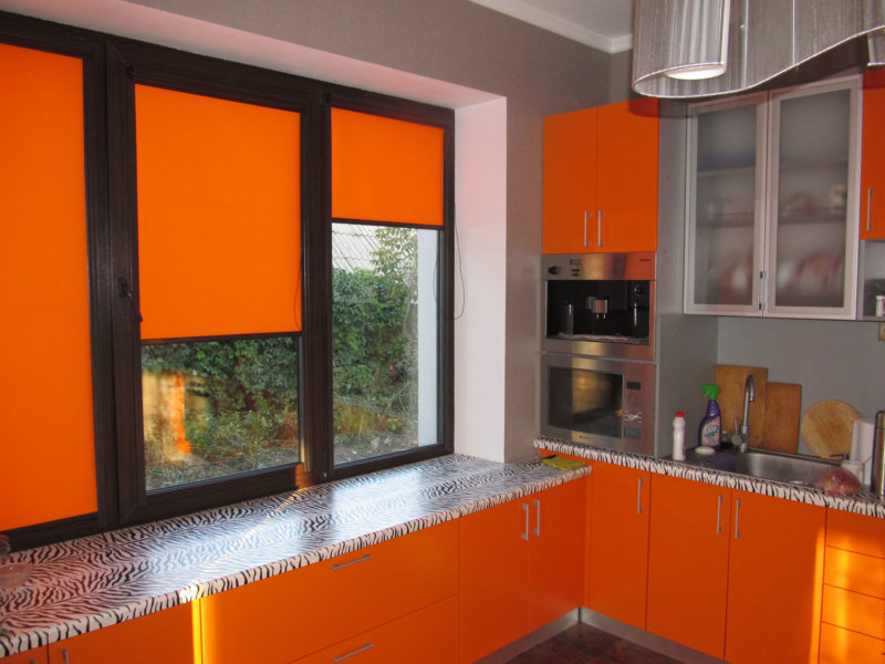 оранжевые шторы на кухне