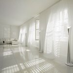 белые шторы в гостиной декор фото