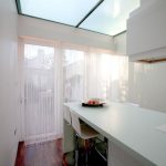 белые шторы в гостиной дизайн интерьер