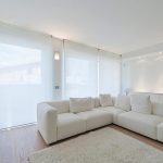 белые шторы в гостиной фото идеи