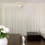 белые шторы в гостиной фото интерьера