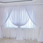 белые шторы в гостиной идеи интерьера