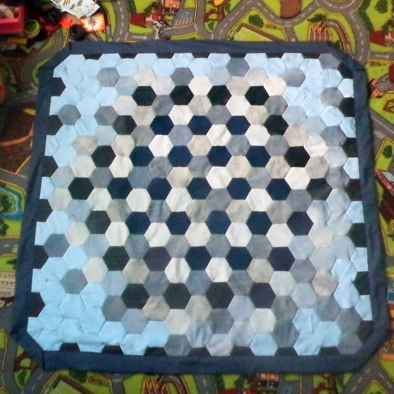 Для изготовления коврика сшили 70 квадратных