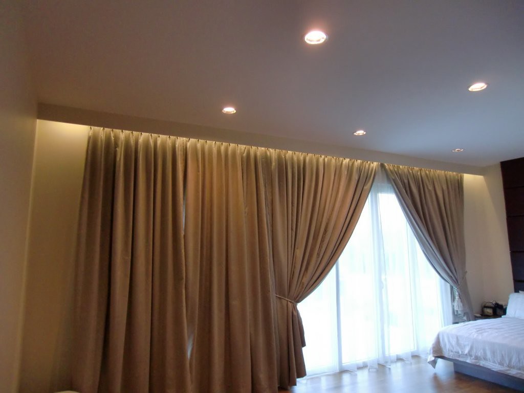 Настенные гардины для штор при натяжном потолке фото в гостиной
