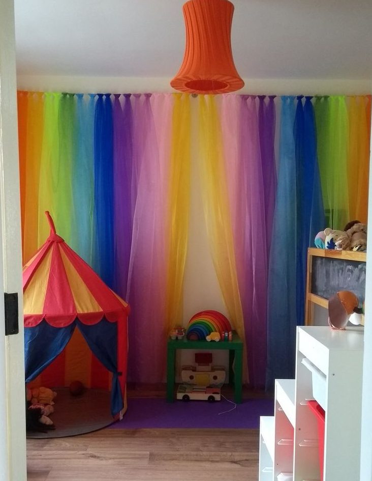 радужные шторы в интерьере детской