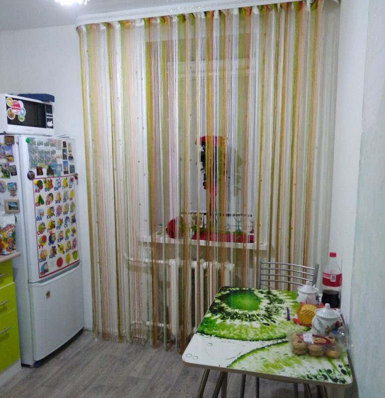 радужные шторы в интерьере кухни
