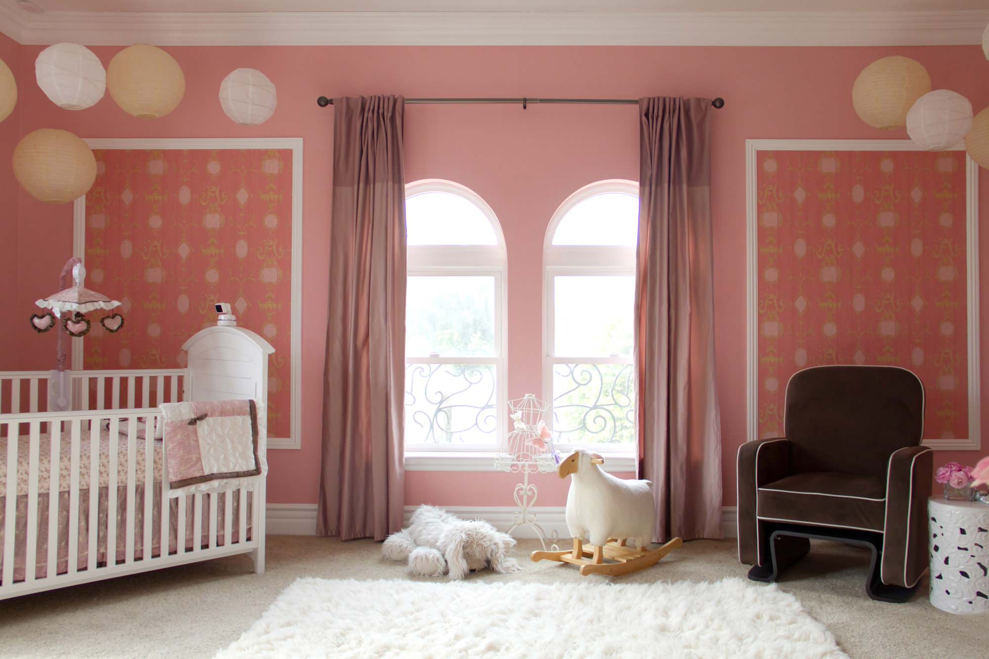 Какие шторы розовым обоям. Шторы для детской комнаты. Шторы к розовым стенам. Розовые шторы. Розовые шторы в спальню.