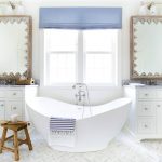синие шторы ванная