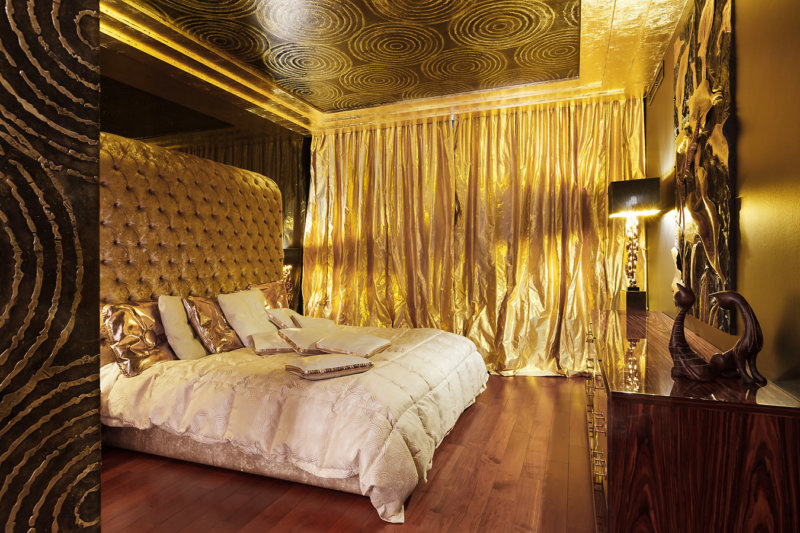 золотые шторы в спальне