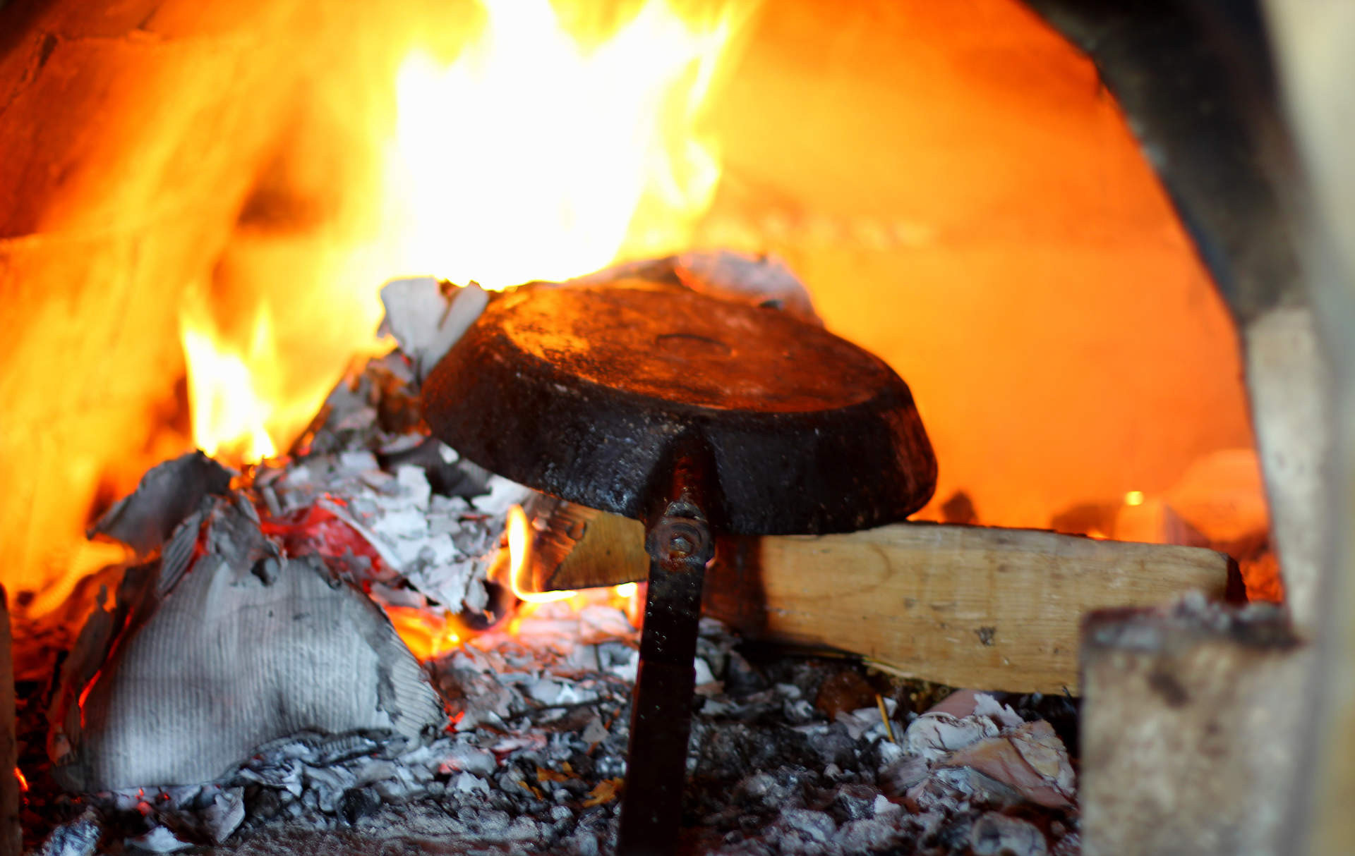 чистка нагара на сковороде огнем
