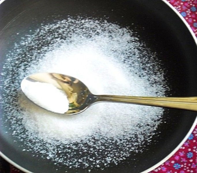алюминиевая сковорода с солью