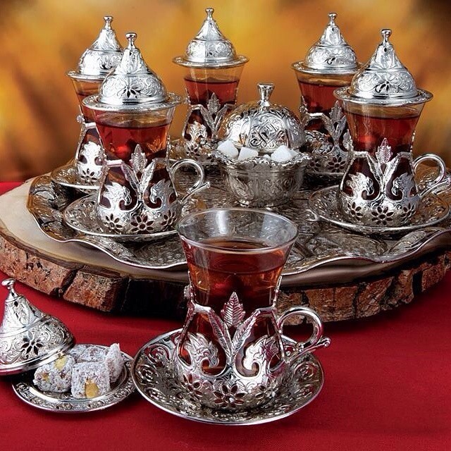 Турки пьют чай. Армуды Стамбул. Турецкая посуда армуды. Турецкие стаканы армуды.