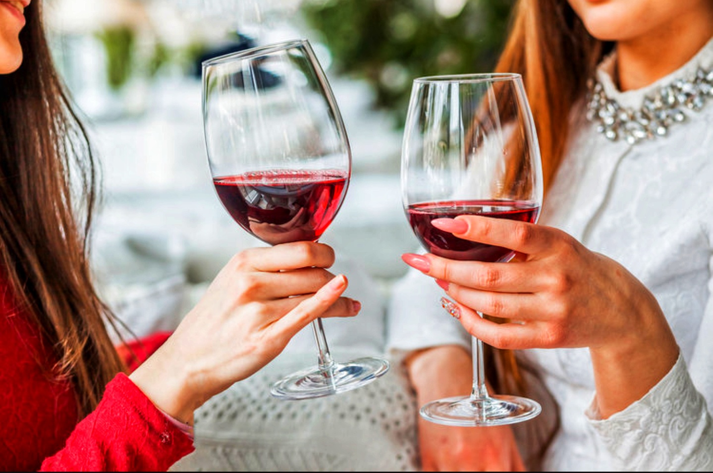 как держать бокал с вином правильно