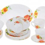 набор столовых тарелок для кухни фото оформления