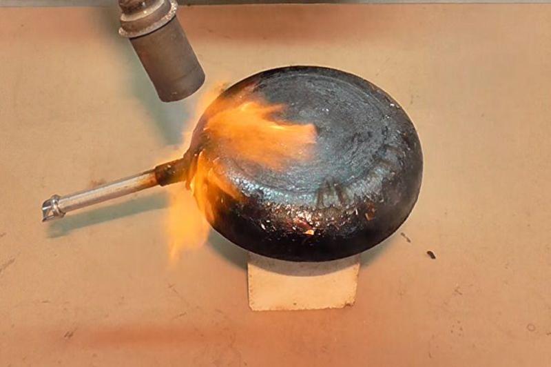 очистка нагара со сковороды паяльной лампой