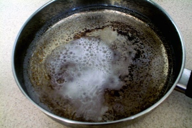 очистка сковороды солью уксусом содой