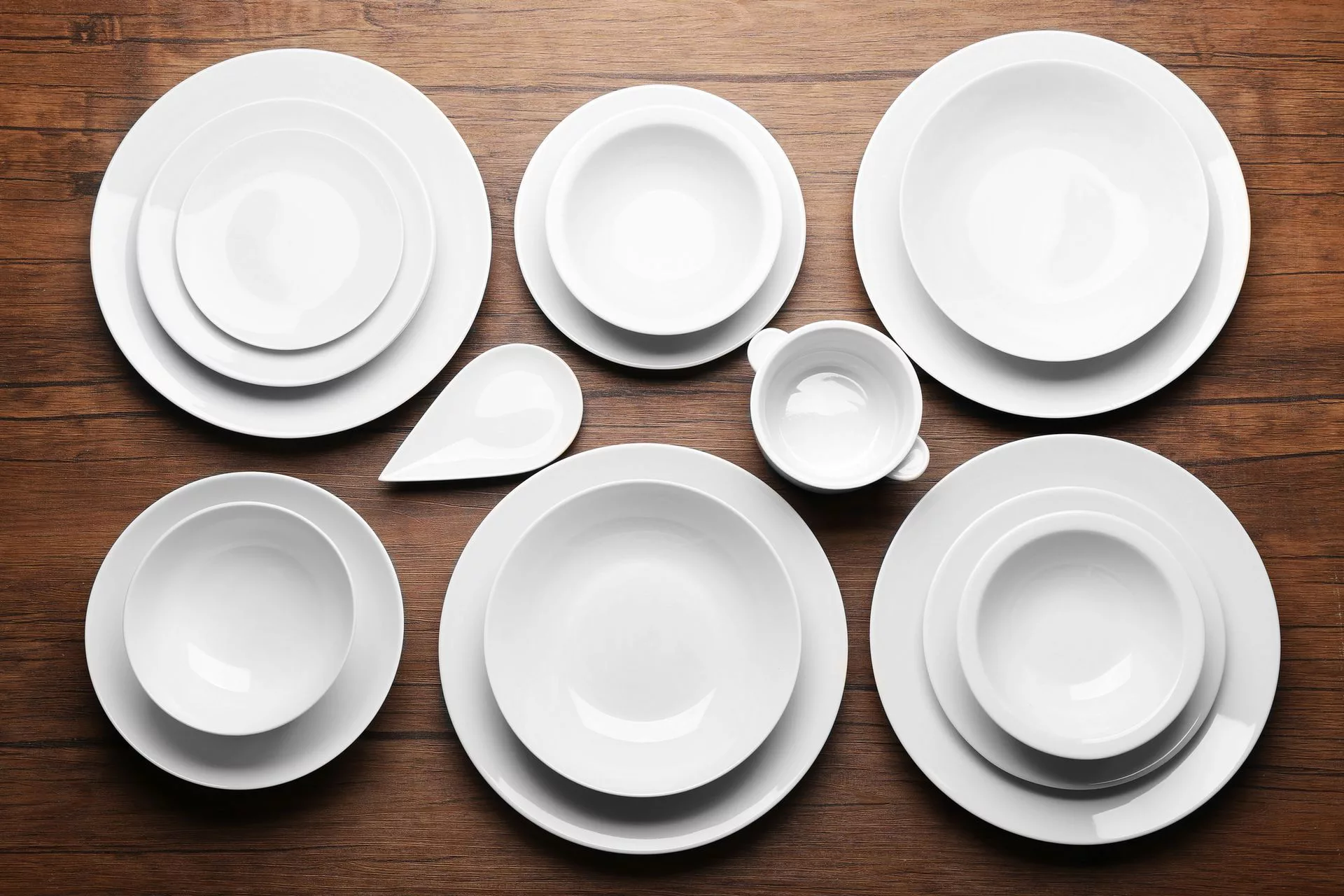 Лишняя тарелка на столе. Сервировка стола с белой посудой. Тарелки для сервировки стола. Белая тарелка. Тарелка на столе.
