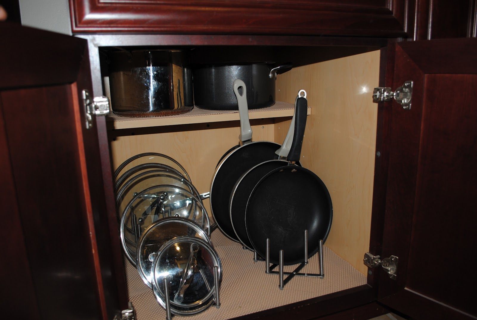Подставки под кастрюли и сковородки в шкафу