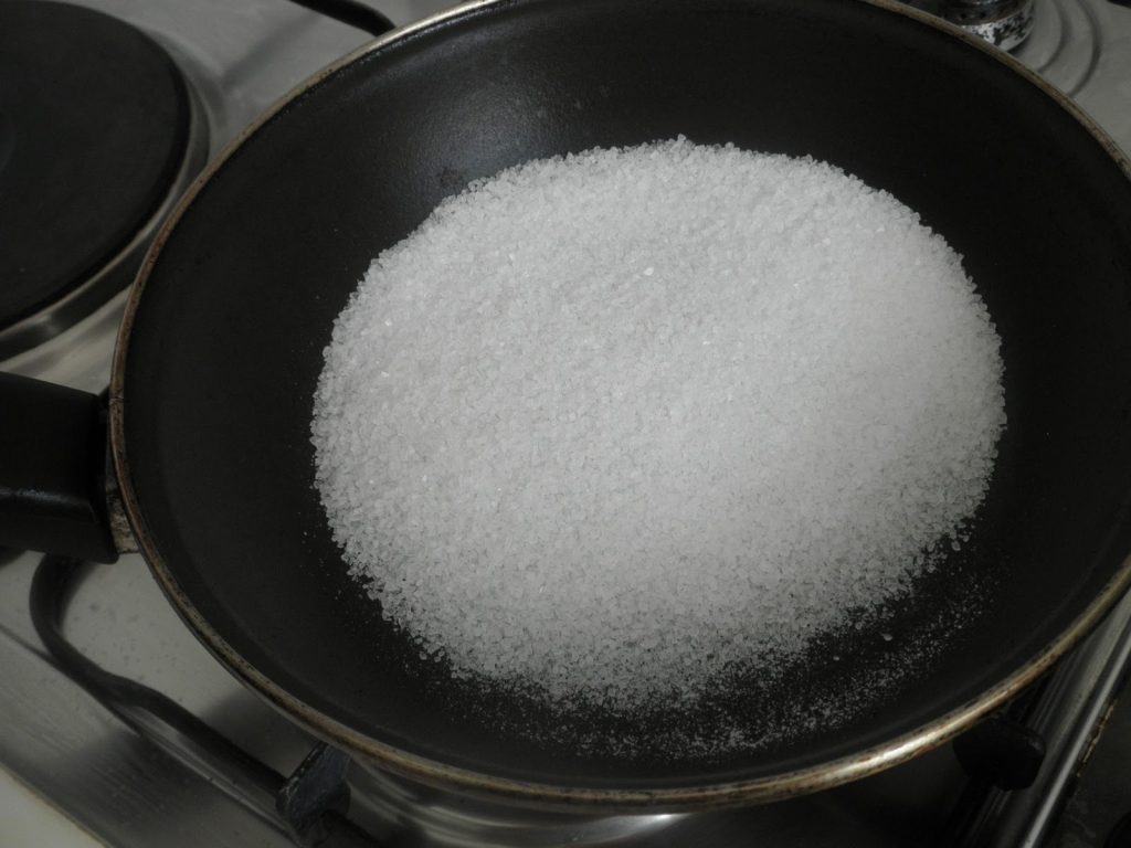 сковорода с солью