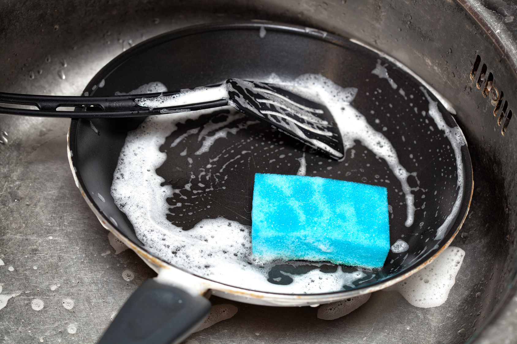 чистка сковороды моющим средством