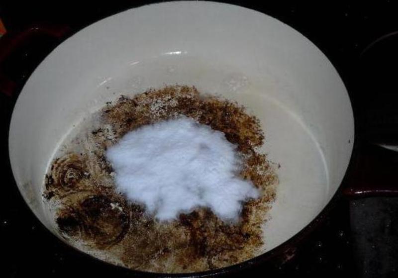 как очистить кастрюлю от пригоревшего сахара содой