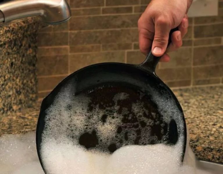 как почистить сковороду