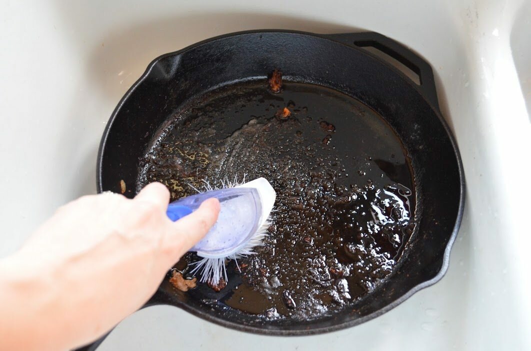 как почистить сковородку