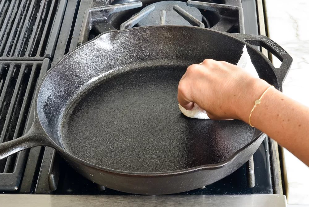 как прокалить чугунную сковороду