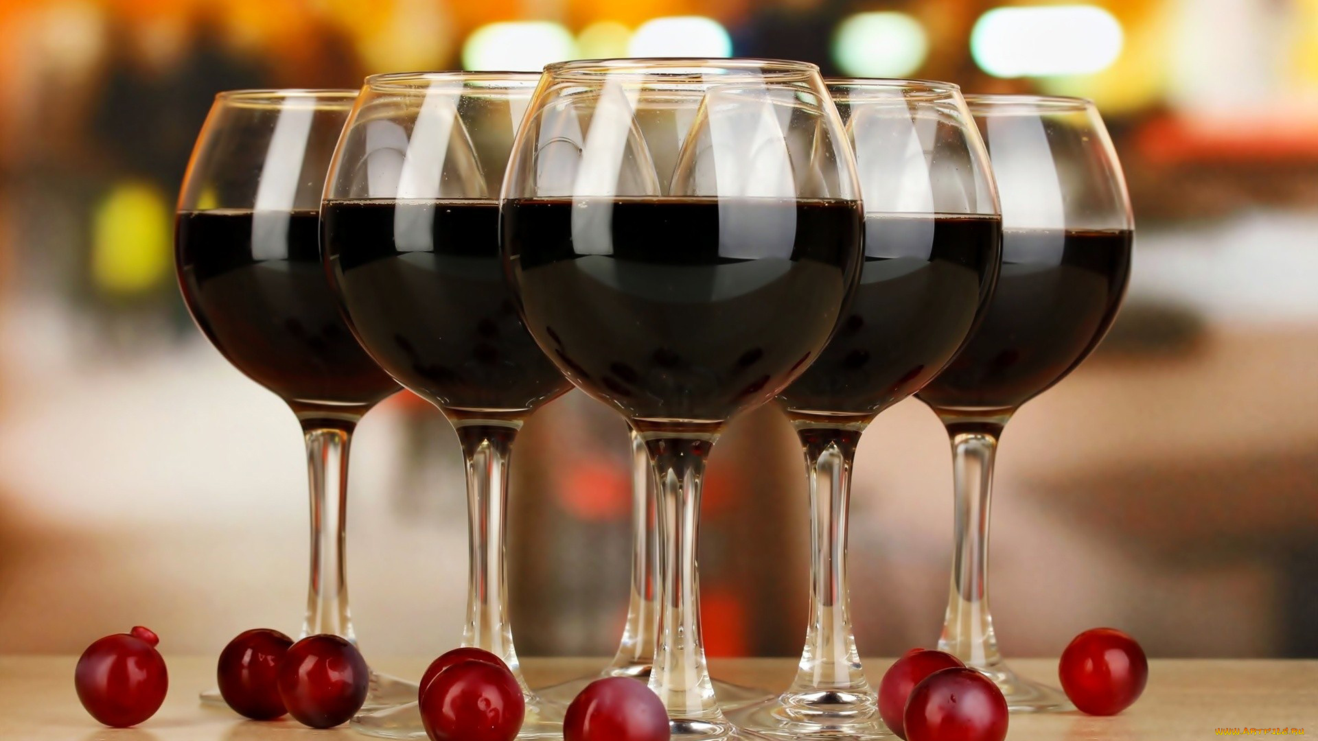 бокалы с красным вином