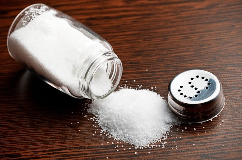 очистить кастрюлю солью