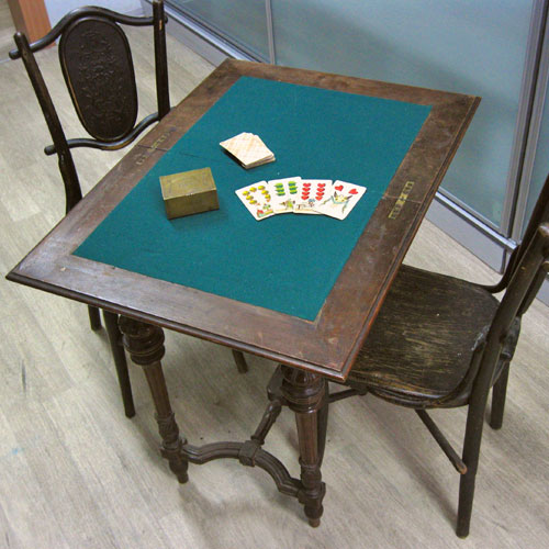 Ломберный столик для игры в карты
