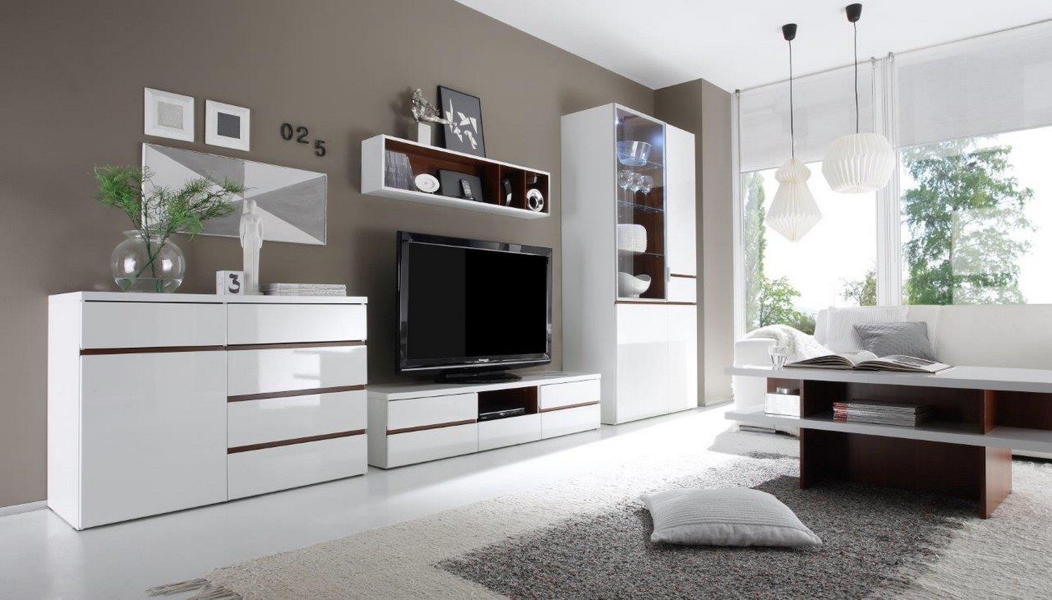 Гостиная с белой мебелью создаст мягкую и располагающую обстановку