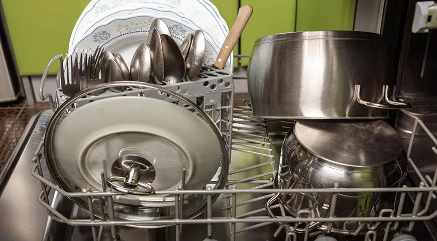 Кастрюли из нержавейки отлчно моются в посудомоечной машине