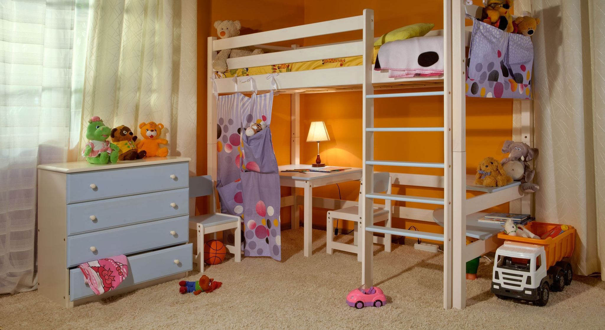 При выборе кровати-чердака для ребенка важно учитывать, что материалы должны отвечать всем требованиям безопасности