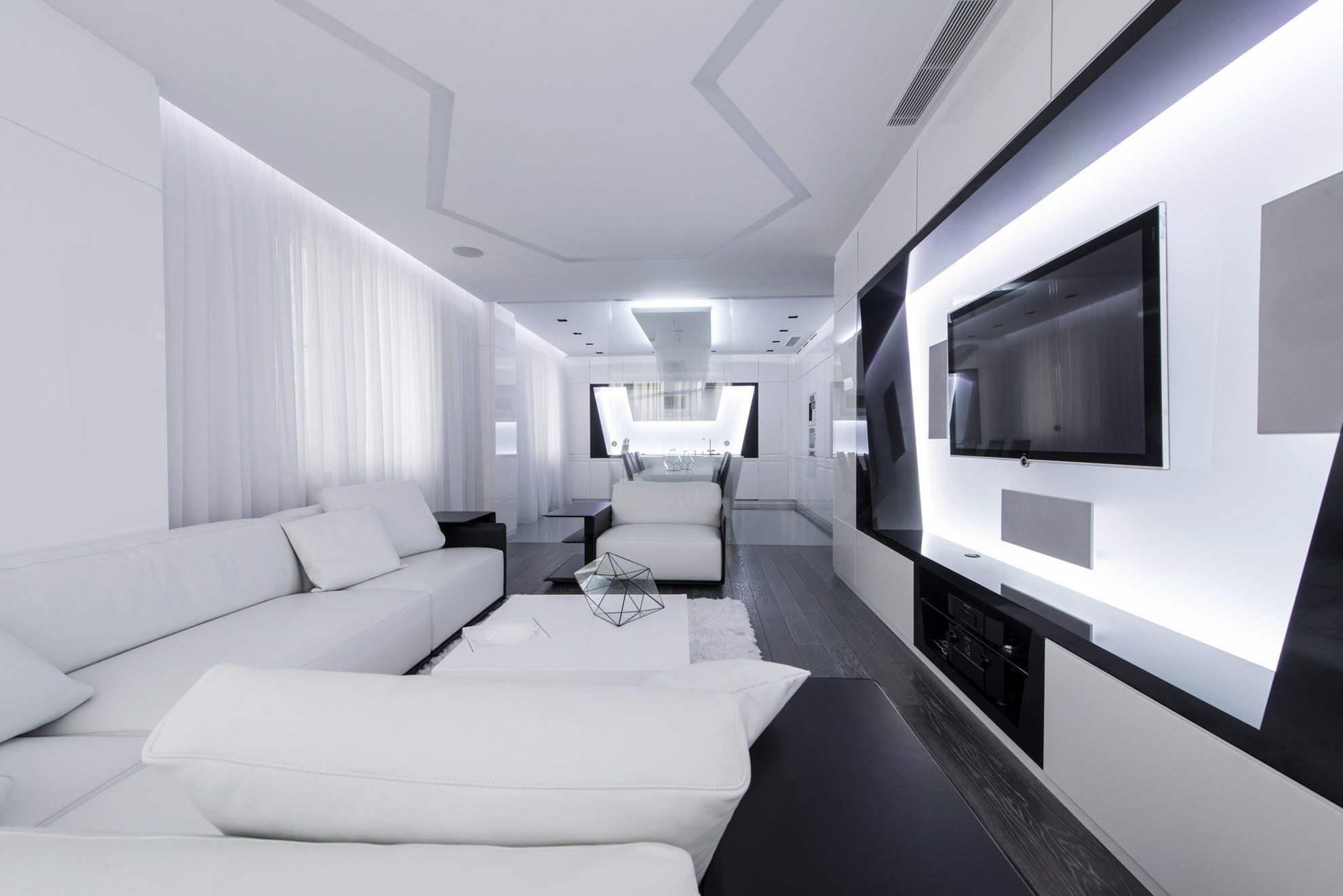 Чтобы сделать гостиную в белом цвете стильной и уютной, используйте встраиваемую подсветку для своего мебельного гарнитура